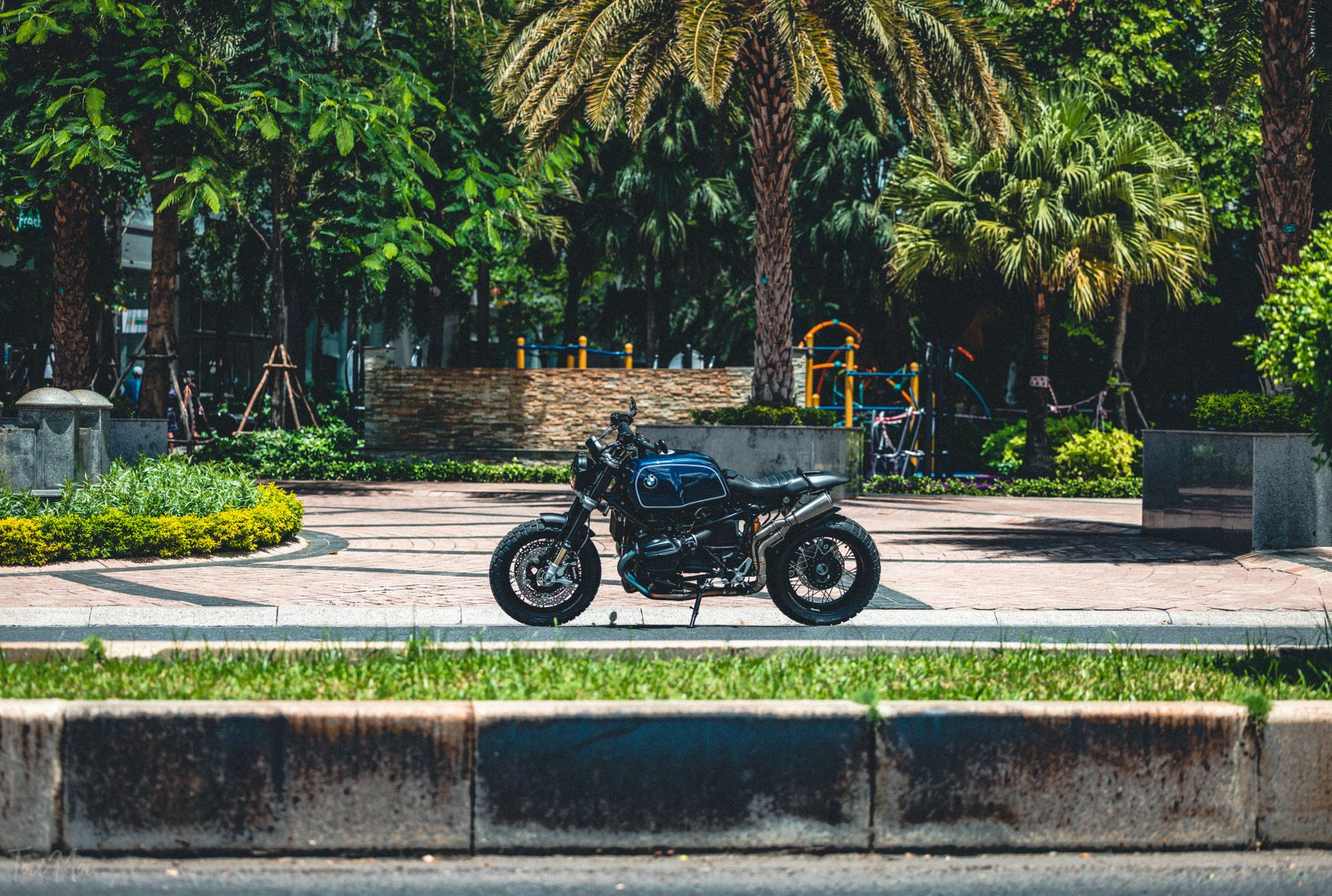 Klassisches BMW-Motorrad abgestellt im Münsterland